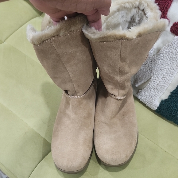 Bass Women's Tan Suede Boots with Faux Fur Lining - Picture 1 of 13